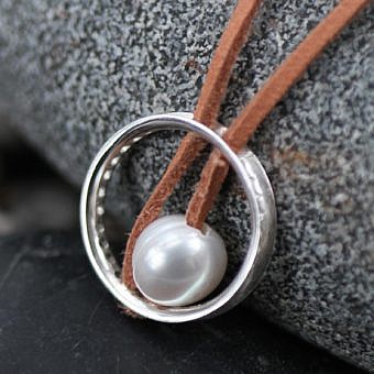Alternative view of Small Wheel Round Eternity Design Frames Sterling Silver .925 Amoracast