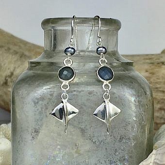 Alternative view of 6mm Blue Grey Onyx Round Bezel Set 22kt Gold Plated Sterling Silver .925 - Connectors Pendants Charms (September)