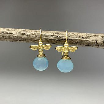 Alternative view of Bee Effortless Hooks Earrings Satin 14kt Gold Vermeille Amoracast