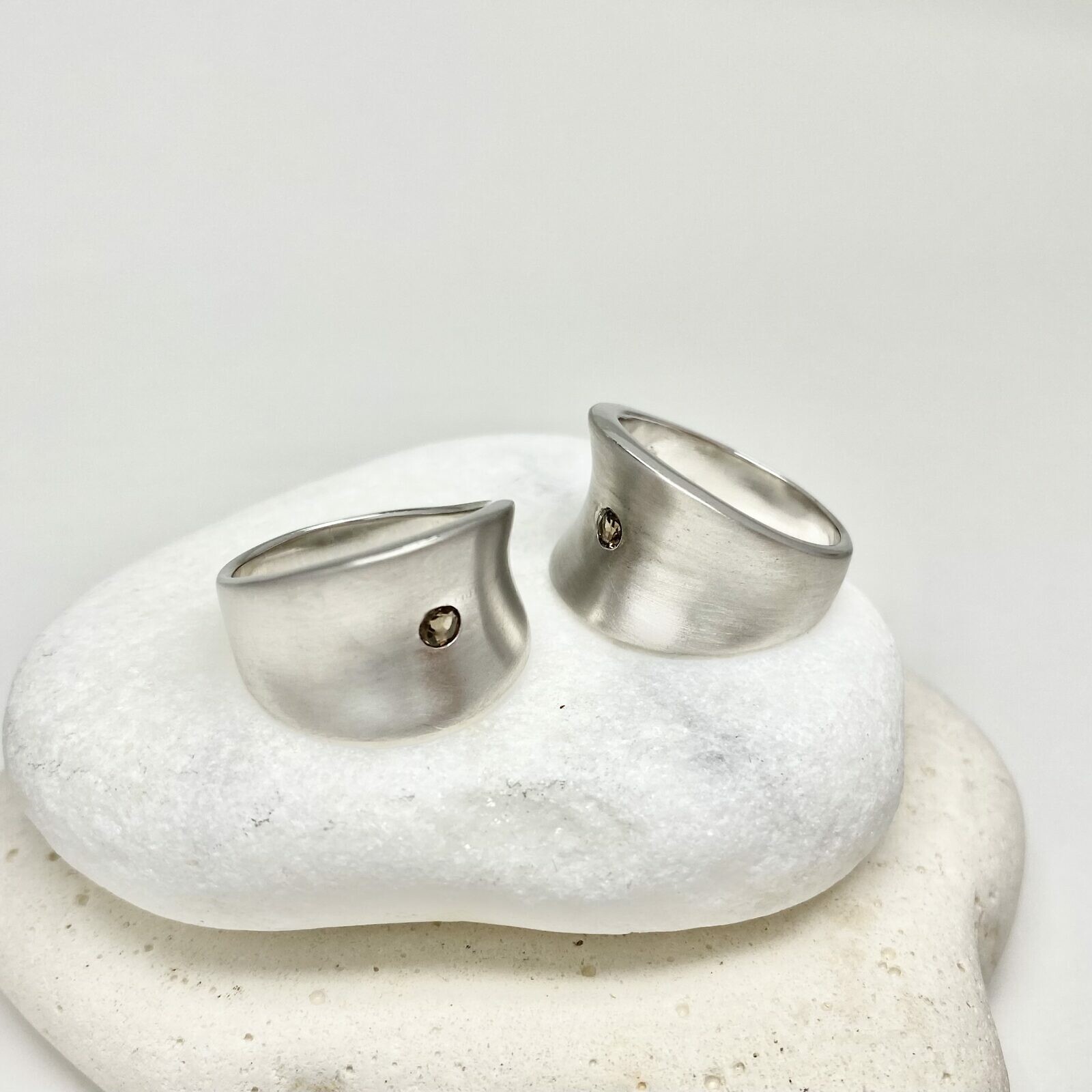 Curves Rings with Stone Brushed Rhodium Plated Sterling Silver .925 - Image 4