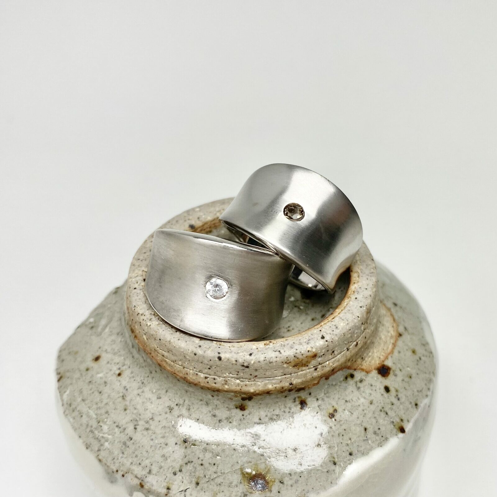 Curves Rings with Stone Brushed Rhodium Plated Sterling Silver .925