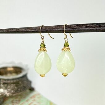 Alternative view of 18x13mm Smooth Teardrop Serpentine (New Jade) Beads