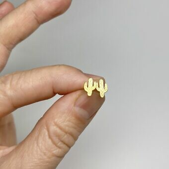 fem4v-aarizona-cactus-studs-earrings-satin-14kt-gold-vermeille-amoracast-hand-scaled