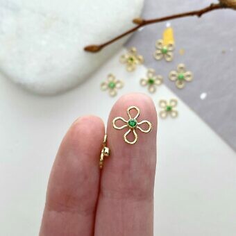 fog0g-2mm-emerald-round-bezel-set-cz-crystal-70s-flower-bubble-14kt-gold-filled-charm-pendant-connector-may hand
