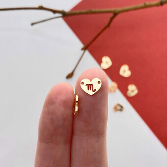 fok9g-scorpio-heart-disc-zodiac-14kt-gold-filled-connector-pendant-charm-hand