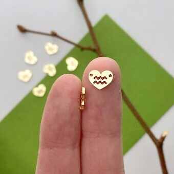 fol2g-aquarius-heart-disc-zodiac-14kt-gold-filled-connector-pendant-charm-hand