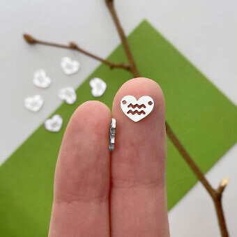 fol2s-aquarius-heart-disc-zodiac-sterling-silver-925-connector-pendant-charm-hand
