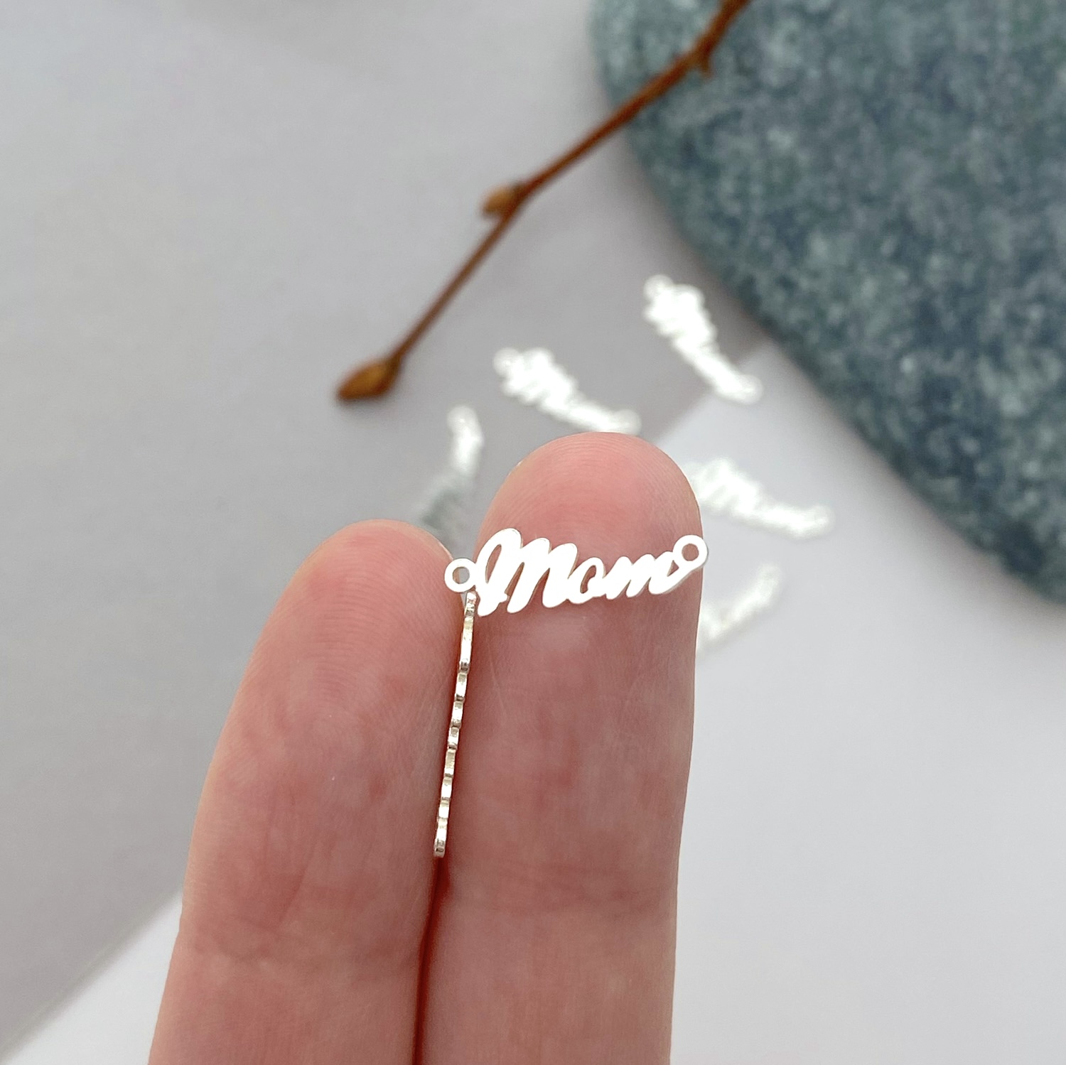 fom8s-mom-script-sterling-silver-925-connector-pendant-charm hand