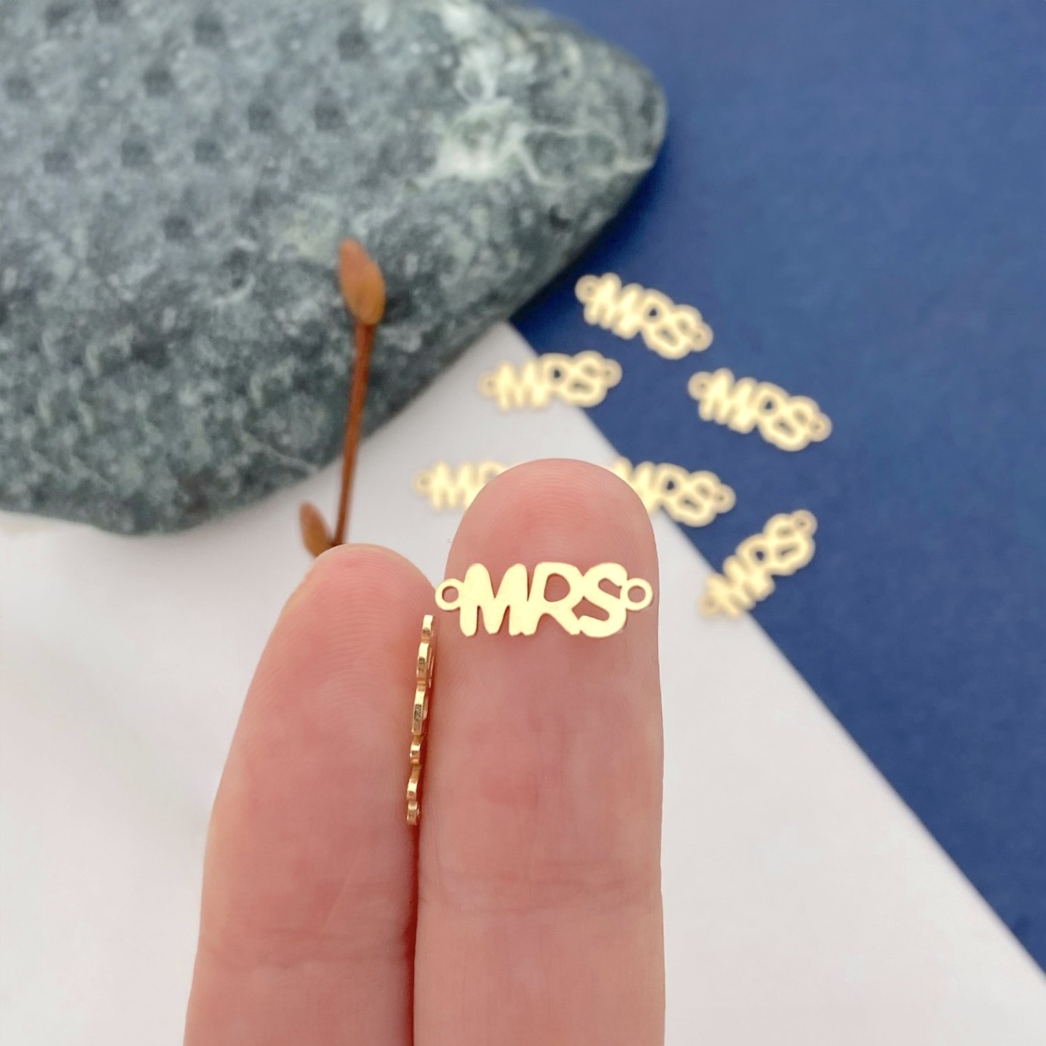 fon1g-mrs-script-14kt-gold-filled-connector-pendant-charm-hand