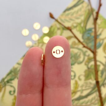fou0g-letter-o-initials-round-disc-14kt-gold-filled-connectors-pendants-charms-hand