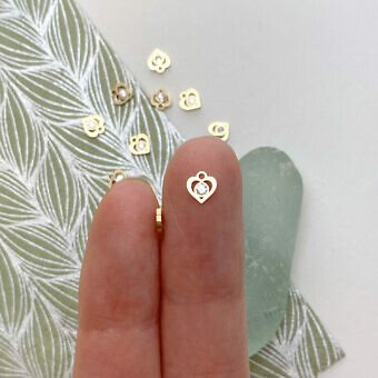 fhi1g-heart-with-2mm-clear-cz-crystal-14kt-gold-filled-pendant-charm-hand