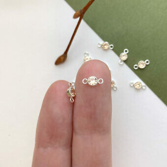 fow2s-3mm-champagne-round-bezel-set-cz-crystal-sterling-silver-925-birthstones-connector-pendant-charm-november-hand