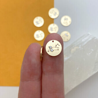 fol9g-leo-zodiac-constellation-disc-with-2mm-clear-cz-14kt-gold-filled-pendant-charm-hand