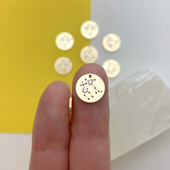 fol7g-gemini-zodiac-constellation-disc-with-2mm-clear-cz-14kt-gold-filled-pendant-charm-hand