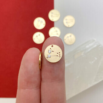 fol5g-aries-zodiac-constellation-disc-with-2mm-clear-cz-14kt-gold-filled-pendant-charm-hand