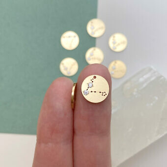 fom6g-pisces-zodiac-constellation-disc-with-2mm-clear-cz-14kt-gold-filled-pendant-charm-hand