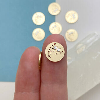 fom5g-aquarius-zodiac-constellation-disc-with-2mm-clear-cz-14kt-gold-filled-pendant-charm-hand