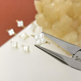 fobag-8mm-white-clover-mother-of-pearl-in-14kt-gold-filled-connectors-pendants-charms-pliers