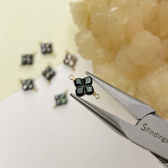 fobbg-8mm-black-clover-mother-of-pearl-in-14kt-gold-filled-connectors-pendants-charms-pliers