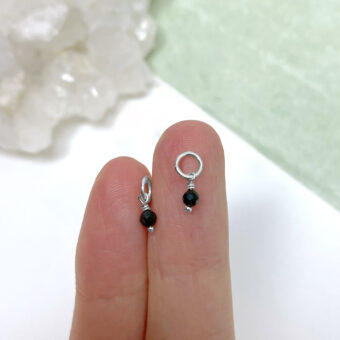 md47s-black-spinel-mini-drop-sterling-silver-925-charm-pendant-hand