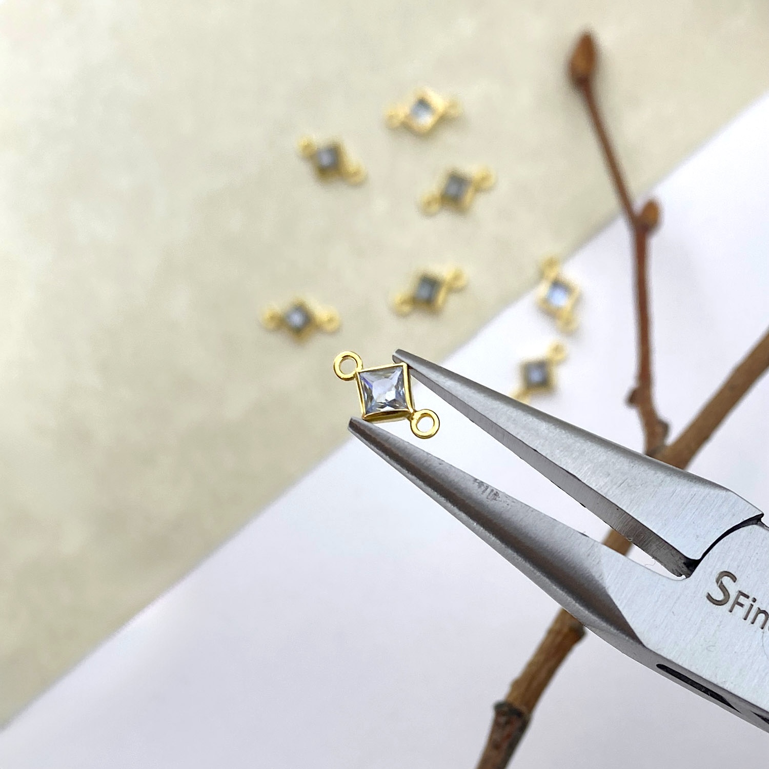 foa02g-3mm-aqua-blue-diamond-bezel-set-cz-crystal-14kt-gold-filled-birthstones-connector-pendant-charm-march-pliers