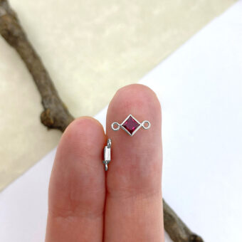 foa06s-3mm-bright-red-diamond-bezel-set-cz-crystal-sterling-silver-925-birthstones-connectors-pendants-charms-july-hand