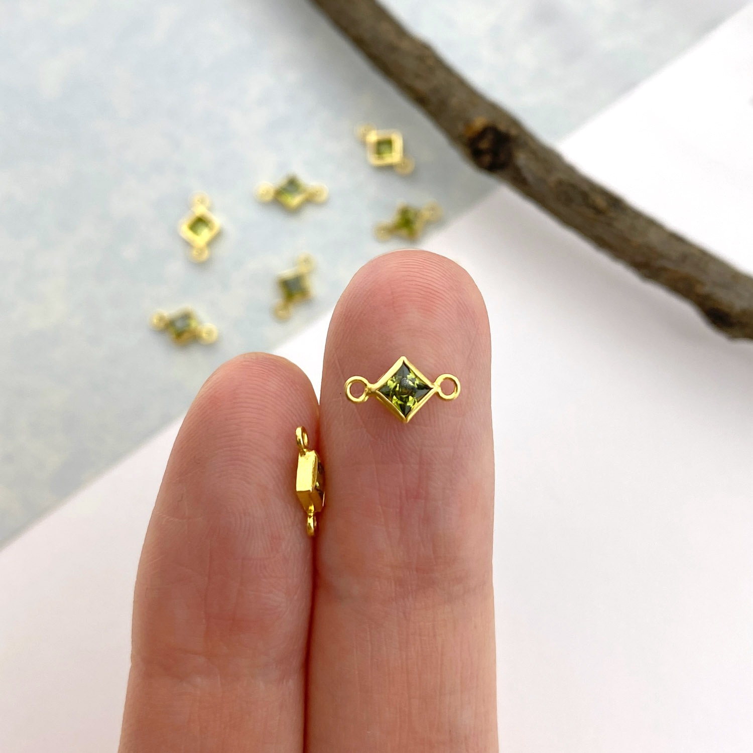 foa07g-3mm-light-green-diamond-bezel-set-cz-crystal-14kt-gold-filled-birthstones-connector-pendant-charm-august-hand