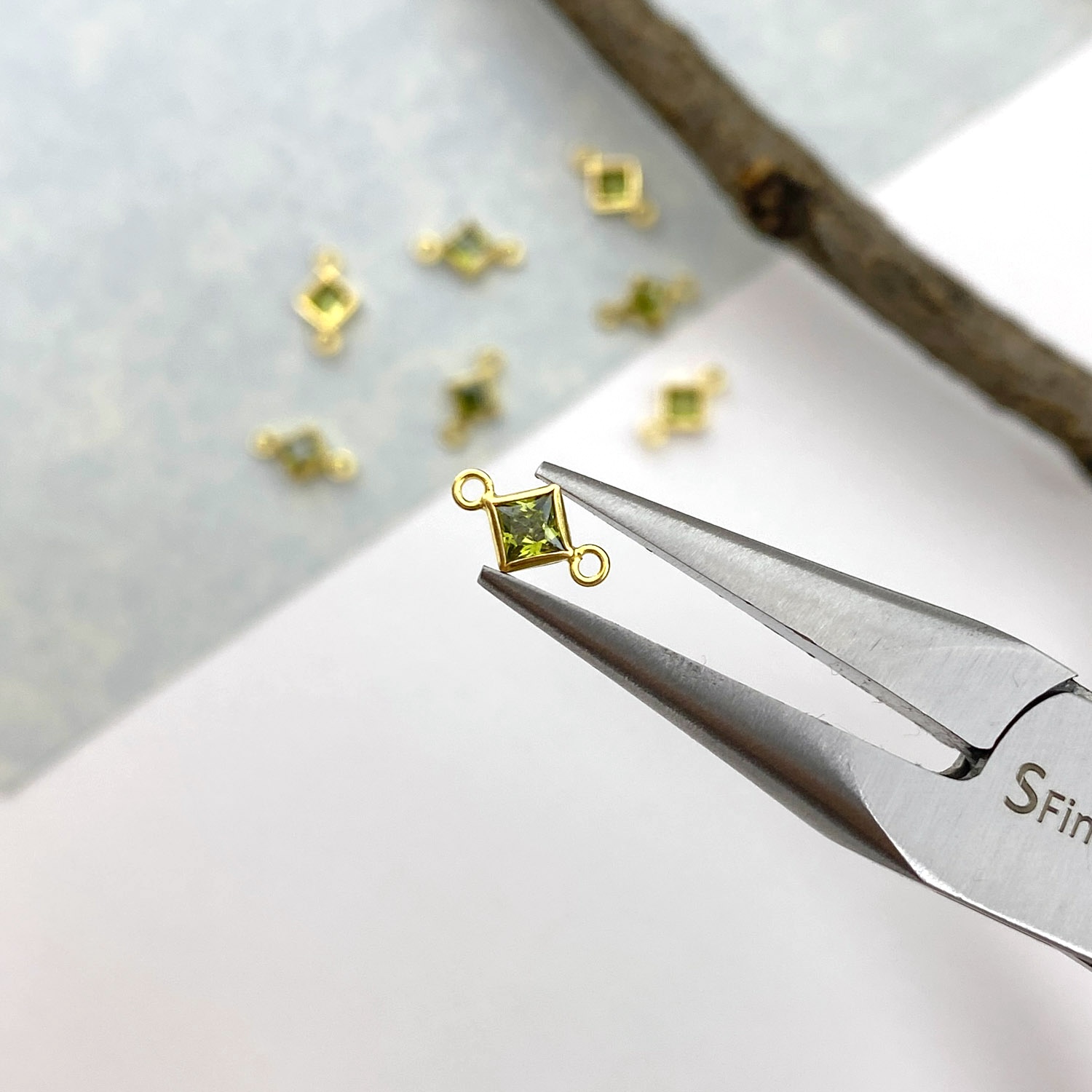 foa07g-3mm-light-green-diamond-bezel-set-cz-crystal-14kt-gold-filled-birthstones-connector-pendant-charm-august-pliers