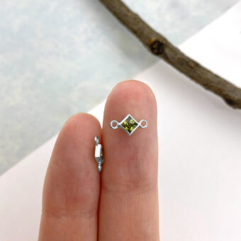 foa07s-3mm-light-green-diamond-bezel-set-cz-crystal-sterling-silver-925-birthstones-connectors-pendants-charms-august-hand