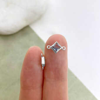 foa18s-4mm-aqua-blue-diamond-bezel-set-cz-crystal-sterling-silver-925-birthstones-connector-pendant-charm-march-hand