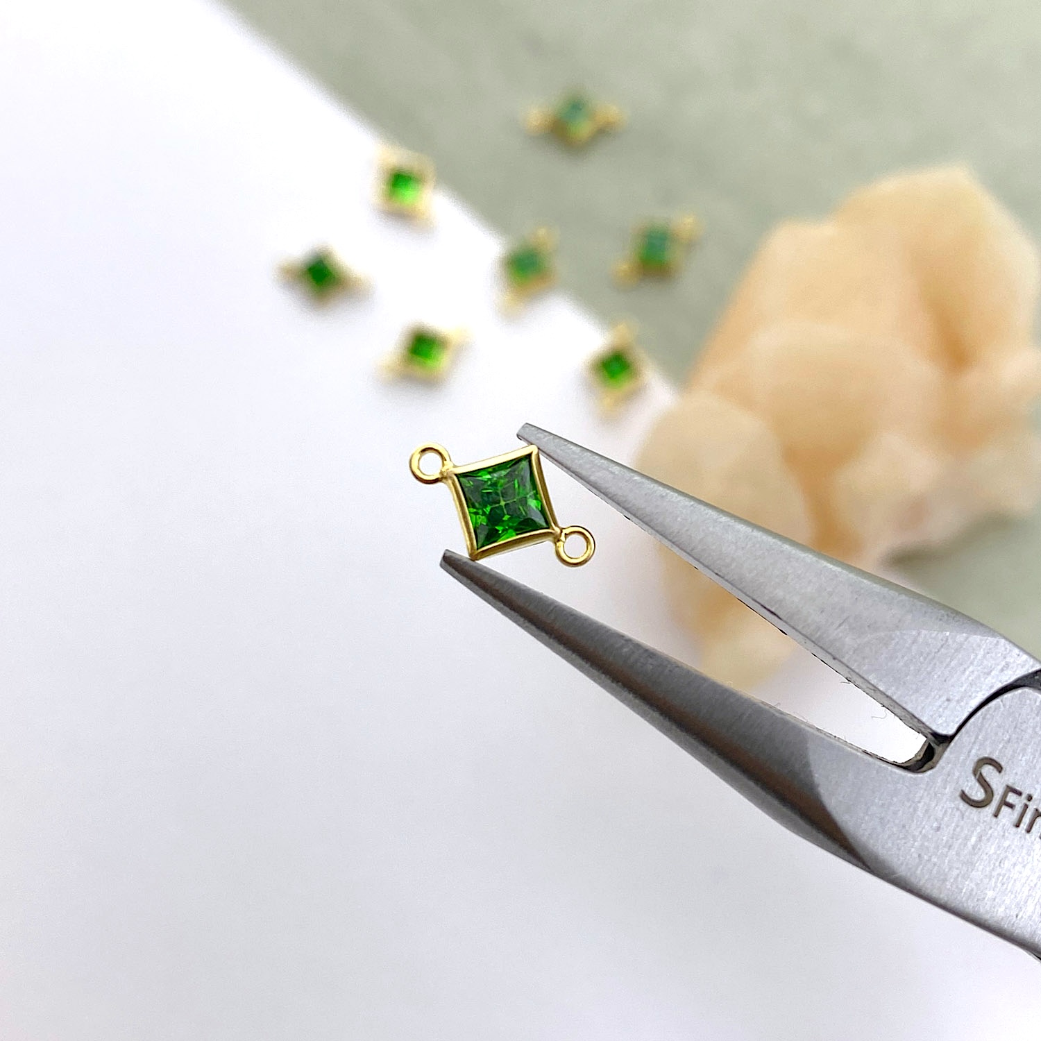 foa20g-4mm-dark-green-diamond-bezel-set-cz-crystal-14kt-gold-filled-birthstones-connector-pendant-charm-may-pliers