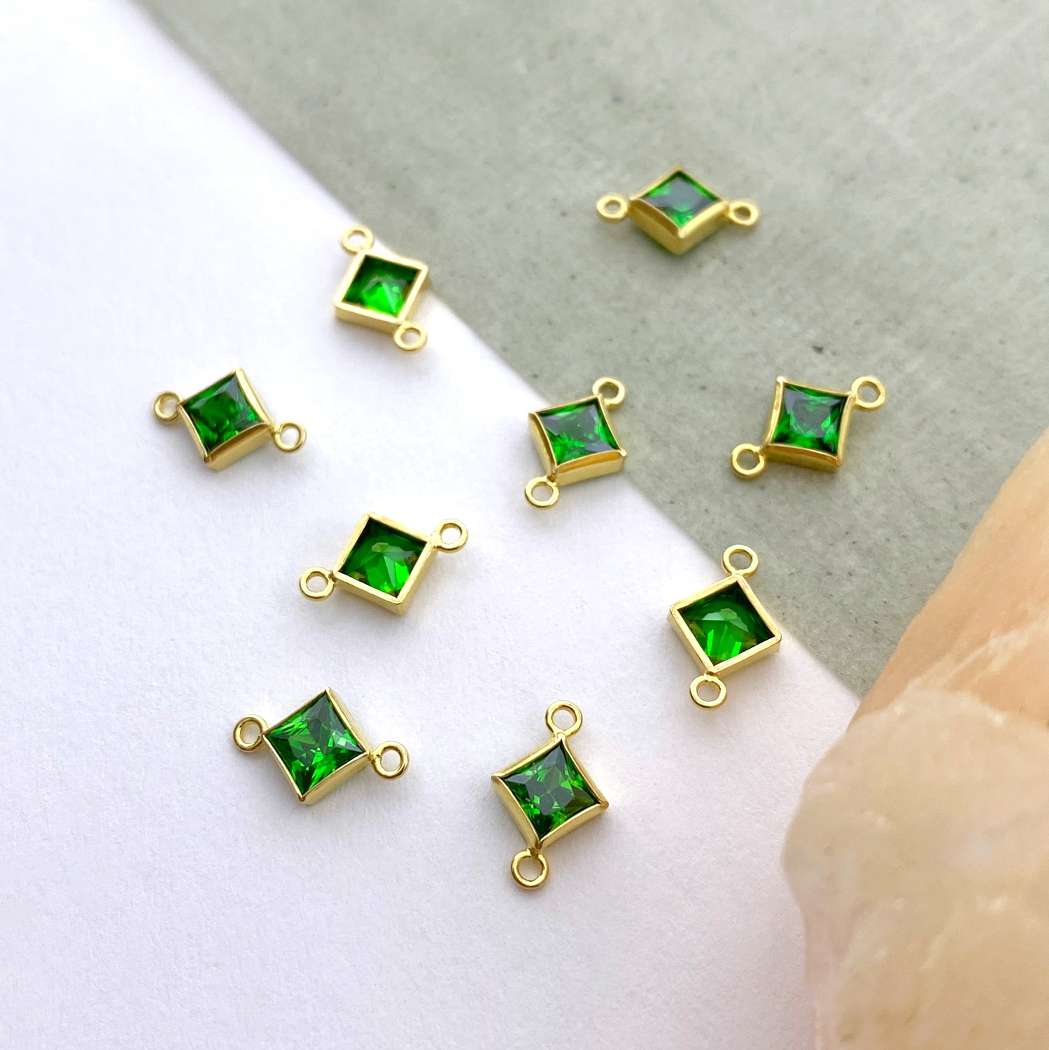 foa20g-4mm-dark-green-diamond-bezel-set-cz-crystal-14kt-gold-filled-birthstones-connector-pendant-charm-may