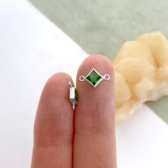 foa20s-4mm-dark-green-diamond-bezel-set-cz-crystal-sterling-silver-925-birthstones-connector-pendant-charm-may-hand