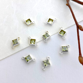foa23s-4mm-light-green-diamond-bezel-set-cz-crystal-sterling-silver-925-birthstones-connector-pendant-charm-august