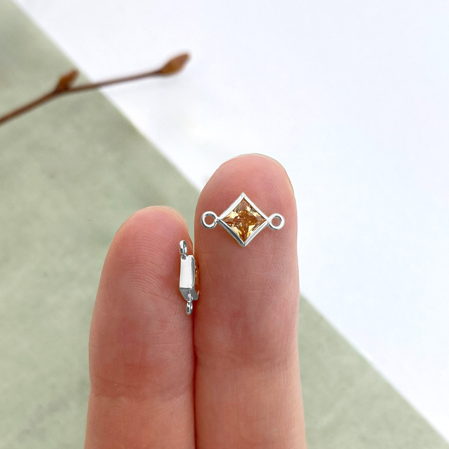 foa26s-4mm-champagne-diamond-bezel-set-cz-crystal-sterling-silver-925-birthstones-connector-pendant-charm-november-hand