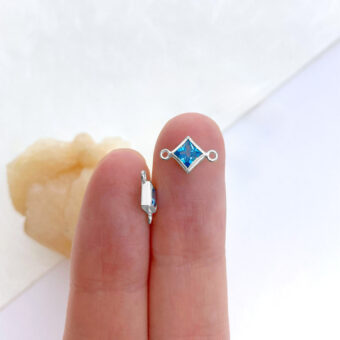foa27s-4mm-bright-blue-diamond-bezel-set-cz-crystal-sterling-silver-925-birthstones-connector-pendant-charm-december-hand