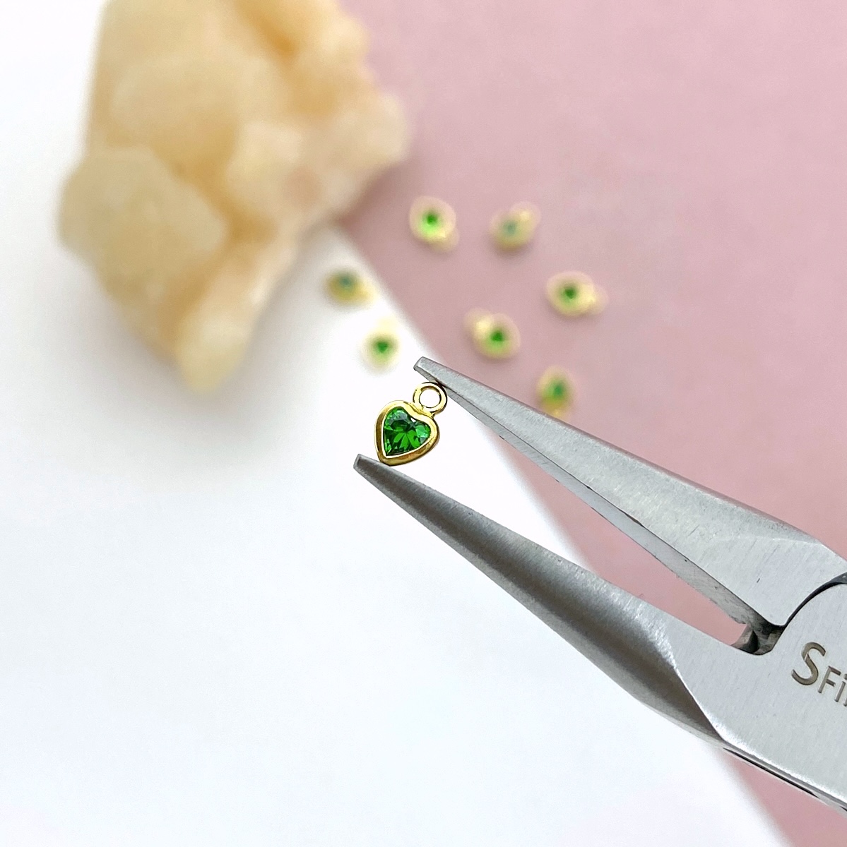 fho9g-3mm-dark-green-heart-bezel-set-cz-crystals-14kt-gold-filled-birthstones-pendants-charms-may-pliers