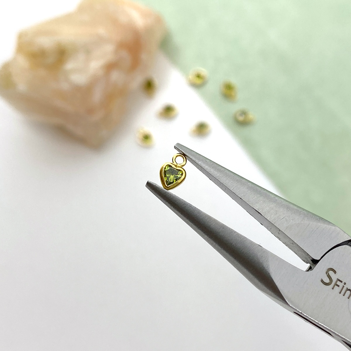 fhp2g-3mm-light-green-heart-bezel-set-cz-crystals-14kt-gold-filled-birthstones-pendants-charms-august-pliers