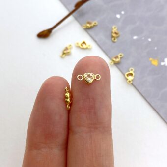 foa78g-3mm-champagne-heart-bezel-set-cz-crystals-14kt-gold-filled-birthstones-connectors-pendants-charms-november-hand