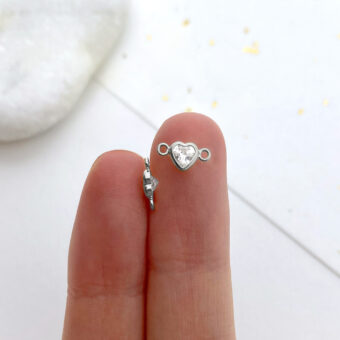 foa85s-4mm-crystal-clear-heart-bezel-set-cz-crystal-sterling-silver-925-birthstones-connectors-pendants-charms-april-hand