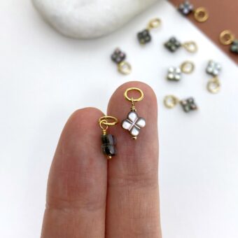 fhr2g-6mm-black-clover-flower-mother-of-pearl-in-14kt-gold-filled-pendants-charms-hand
