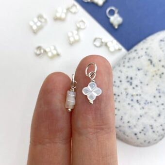 fhr3s-6mm-white-clover-flower-mother-of-pearl-in-sterling-silver-925-pendants-charms-hand