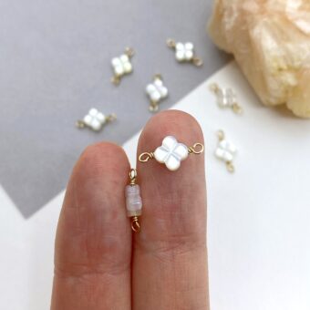 foa95g-6mm-white-clover-flower-mother-of-pearl-in-14kt-gold-filled-connectors-pendants-charms-hand