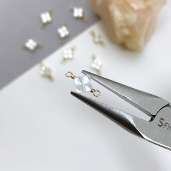 foa95g-6mm-white-clover-flower-mother-of-pearl-in-14kt-gold-filled-connectors-pendants-charms-pliers
