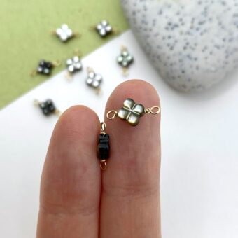 foa97g-6mm-black-clover-flower-mother-of-pearl-in-14kt-gold-filled-connectors-pendants-charms-hand