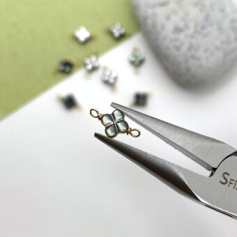 foa97g-6mm-black-clover-flower-mother-of-pearl-in-14kt-gold-filled-connectors-pendants-charms-pliers
