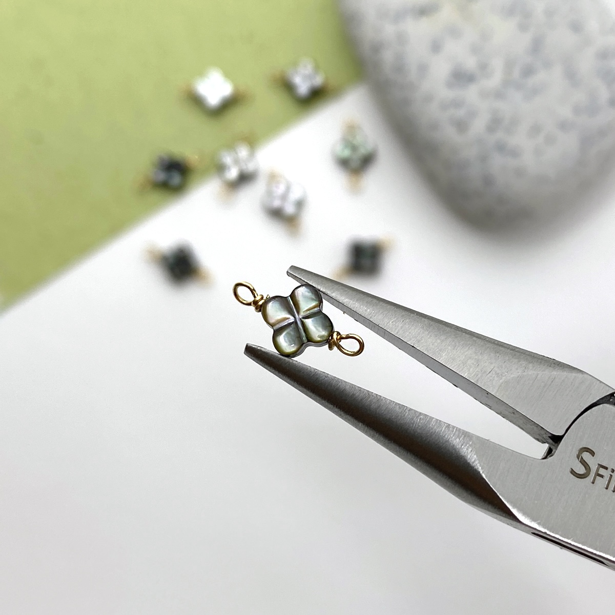 foa97g-6mm-black-clover-flower-mother-of-pearl-in-14kt-gold-filled-connectors-pendants-charms-pliers