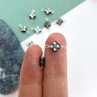 foa97s-6mm-black-clover-flower-mother-of-pearl-in-sterling-silver-925-connectors-pendants-charms-hand