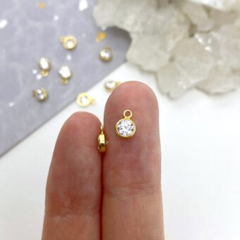 fhr9g-4mm-crystal-clear-round-bezel-set-cz-crystal-14kt-gold-filled-birthstones-pendants-charms-april-hand