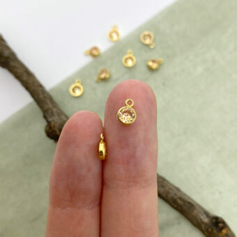 fhs6g-4mm-golden-champagne-round-bezel-set-cz-crystal-14kt-gold-filled-birthstones-pendants-charms-november-hand